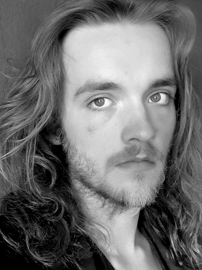 Zwart-wit afbeelding van een persoon.